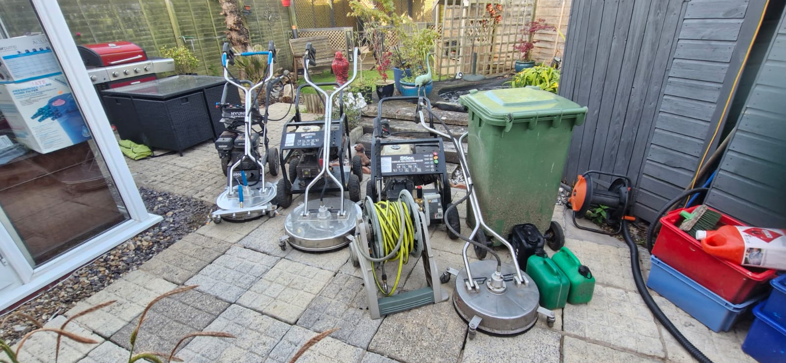 Fleet: pressure washers and surface cleaners ready for outdoor cleaning